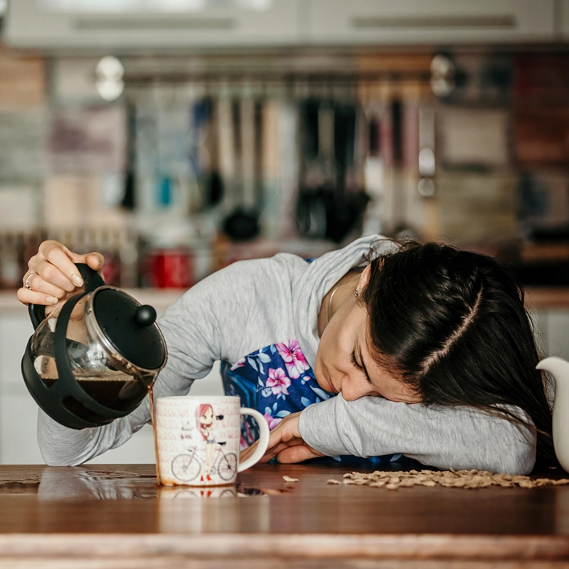 Mujer se duerme al servise cafe porque no toma Astenolit