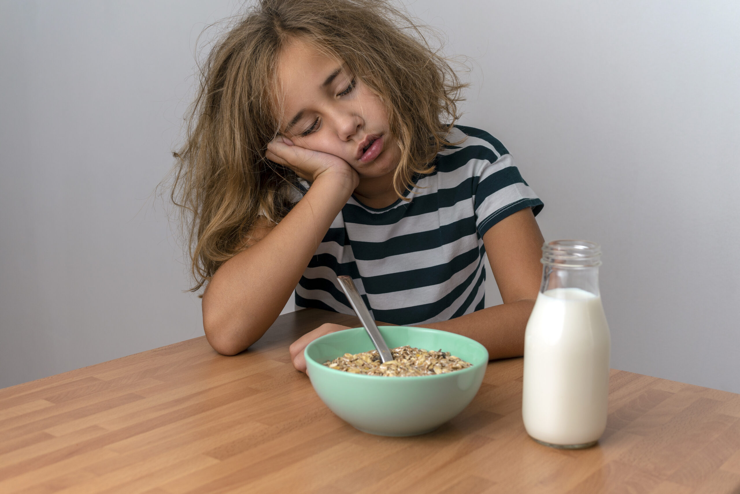 Niña se queda dormida al tomar desayuno